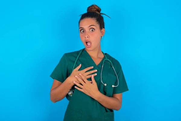 Mujer Médica Hispana Hermosa Asustada Vistiendo Uniforme Médico Verde Sobre — Foto de Stock