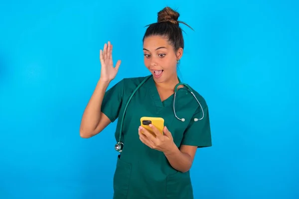 Όμορφη Ισπανόφωνη Γιατρός Γυναίκα Φορώντας Πράσινη Ιατρική Στολή Πάνω Από — Φωτογραφία Αρχείου