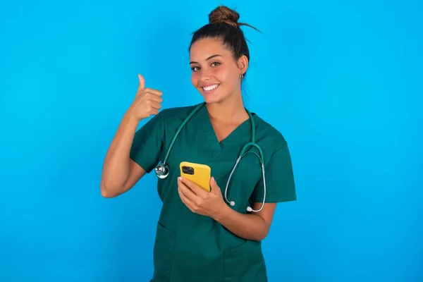 Πορτρέτο Της Όμορφης Ισπανόφωνης Γιατρού Γυναίκα Φορώντας Πράσινη Ιατρική Στολή — Φωτογραφία Αρχείου
