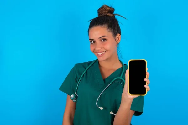 Χαμογελώντας Όμορφη Ισπανόφωνη Γιατρός Γυναίκα Φορώντας Πράσινη Ιατρική Στολή Πάνω — Φωτογραφία Αρχείου