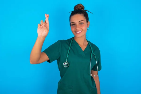 Bela Mulher Médica Hispânica Vestindo Uniforme Médico Verde Sobre Fundo — Fotografia de Stock