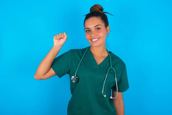 Bela Mulher Médica Hispânica Vestindo Uniforme Médico Verde Sobre Fundo — Fotografia de Stock