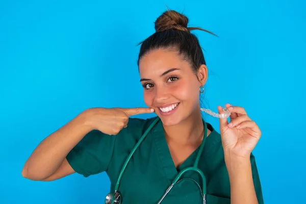 Schöne Ärztin Medizinischer Uniform Über Blauem Hintergrund Die Einen Unsichtbaren — Stockfoto