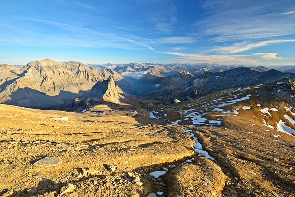 Berglandschap bij zonsondergang — Stockfoto