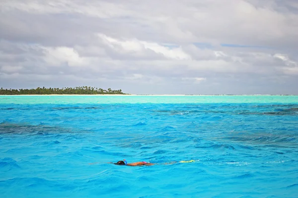 Snorkel en el azul pacífico — Foto de Stock
