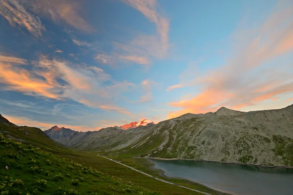 Rotlicht über dem Gran Paradiso — Stockfoto