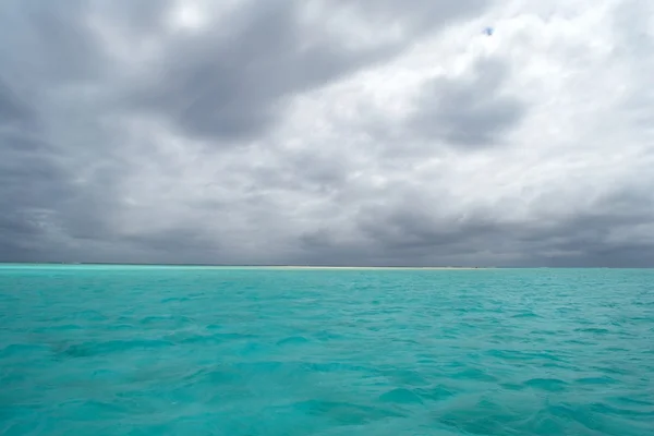 Mar azul-turquesa e céu tempestuoso — Fotografia de Stock