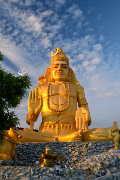 Statue du Seigneur Shiva doré — Photo