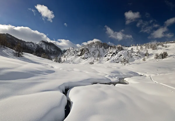 Vinterlandskap i de italienska Alperna efter kraftigt snöfall — Stockfoto