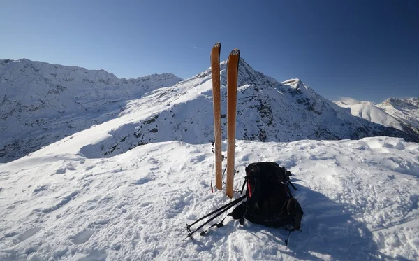 On the mountain peak by ski touring — Zdjęcie stockowe