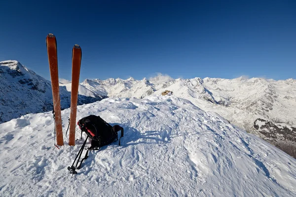 En la cima de la montaña en esquí de travesía —  Fotos de Stock