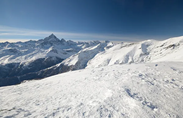 Panoramisch uitzicht van hoge bergketen — Stockfoto