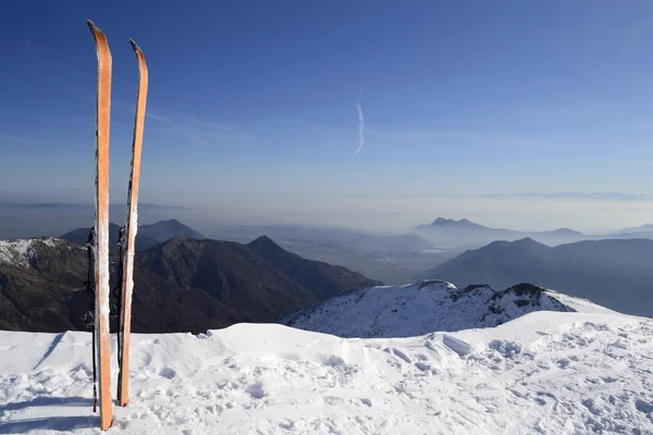 Voltar esqui país no topo — Fotografia de Stock