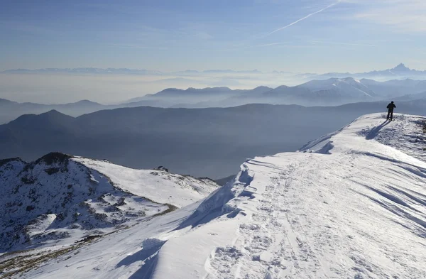 Альпинист в живописной высокой стране — стоковое фото
