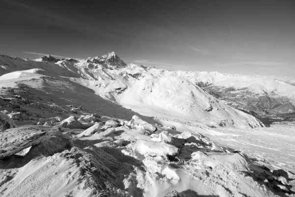 Hoge bergketen in zwart-wit — Stockfoto