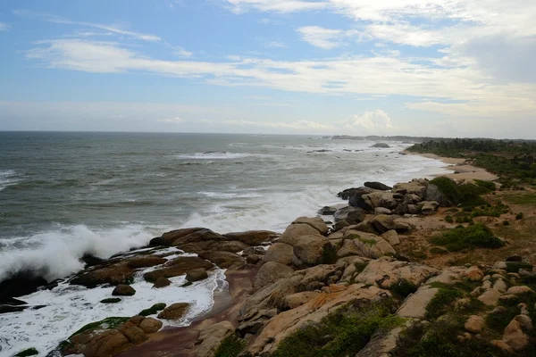 Costa selvagem e acidentada — Fotografia de Stock