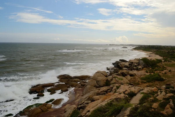 Costa selvagem e acidentada — Fotografia de Stock