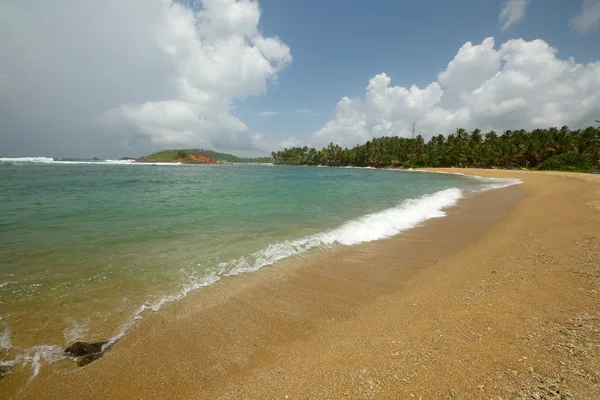 Tropischer Strand in der Monsunzeit — Stockfoto