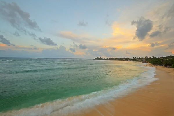 Playa tropical al atardecer — Foto de Stock