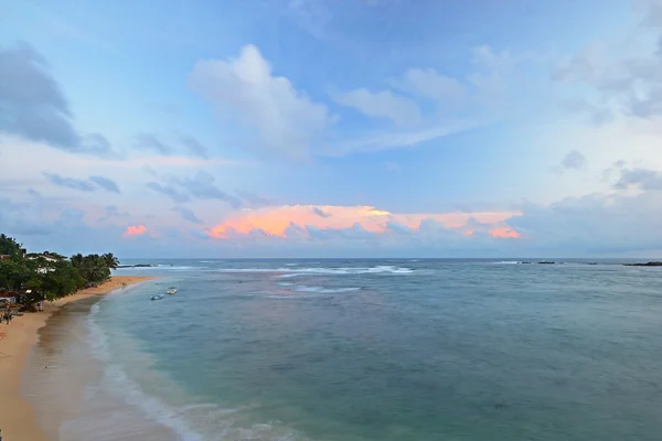 Tropikalna plaża o zachodzie słońca — Zdjęcie stockowe