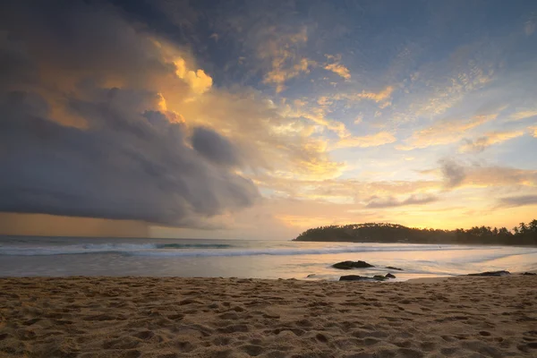 Plage tropicale au coucher du soleil — Photo