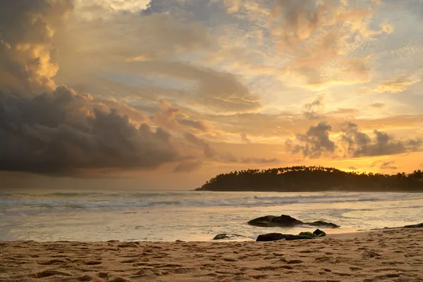 Praia tropical ao pôr do sol Imagens De Bancos De Imagens