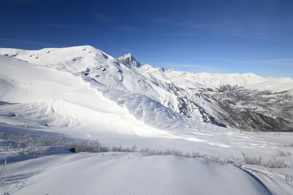 Besneeuwde helling met panorama — Stockfoto