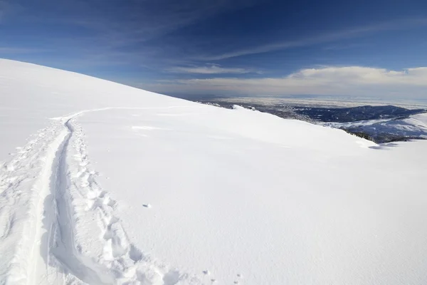 Recorrido de esquí hasta la cima — Foto de Stock