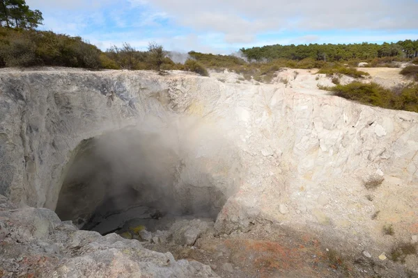 Krater met stomende geo-thermische — Stockfoto