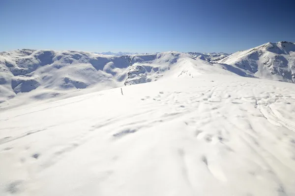 Crête de montagne enneigée — Photo