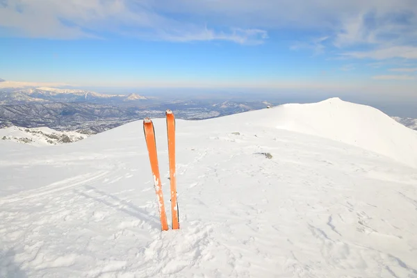 Tour ski op de top — Stockfoto