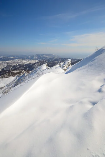 Snötäckta berg ås — Stockfoto