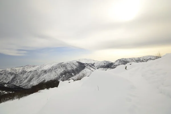 Zkoumání Alpy v zimě — Stock fotografie