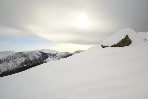 Paisaje nuboso alpino en invierno — Foto de Stock