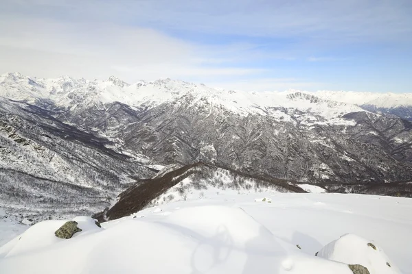 Paysage nuageux alpin en hiver — Photo