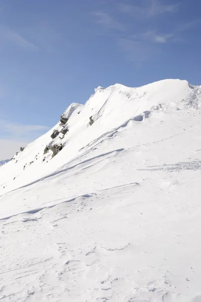 Cornisa de nieve en la cresta —  Fotos de Stock
