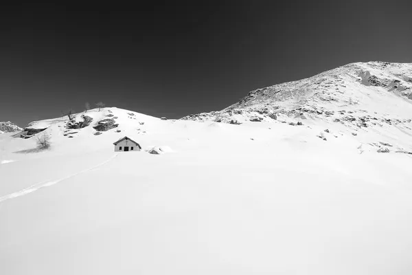 Capela alpina em preto e branco — Fotografia de Stock