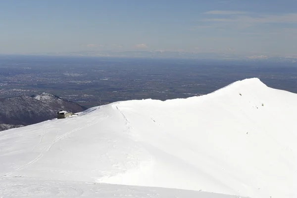 Alpejskie kaplicy na grzbiecie śnieg — Zdjęcie stockowe