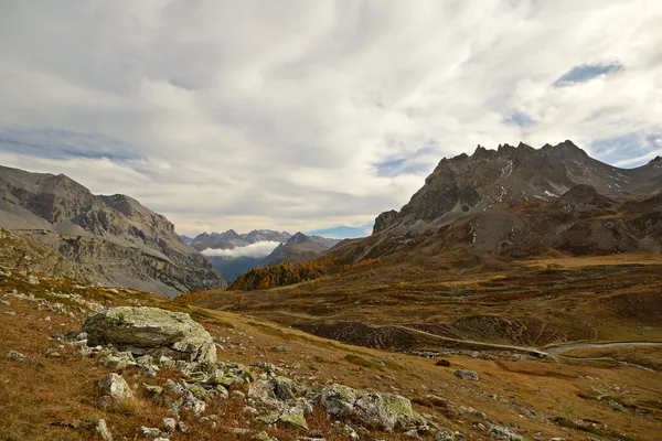 Tarde paisagem montanhosa — Fotografia de Stock