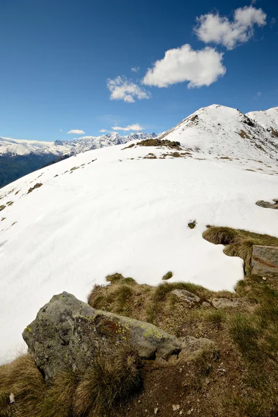 Cume de montanha coberto de neve — Fotografia de Stock