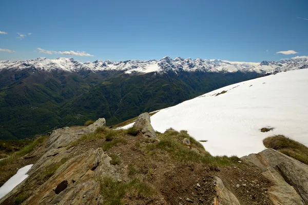 Besneeuwde Alpen boog in het voorjaar van — Stockfoto