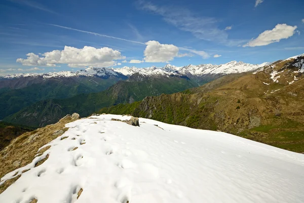 Besneeuwde bergrug — Stockfoto