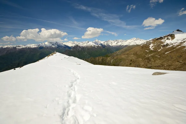 Cume de montanha coberto de neve — Fotografia de Stock