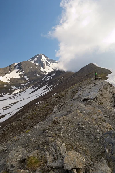 Alpinist dağ sırtı üzerinde — Stok fotoğraf