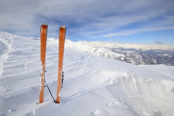 Оборудование для лыжных туров — стоковое фото