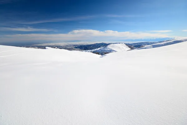 muhteşem panoramik manzaralı karlı yamaç