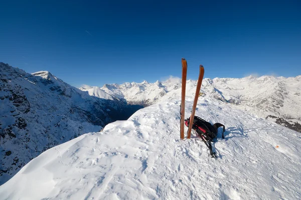 Equipamento de passeio de esqui e ferramentas de segurança de avalanche — Fotografia de Stock