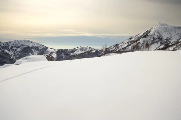 Paisaje nuboso alpino — Foto de Stock