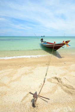 şeffaf su üzerinde yüzen tekne