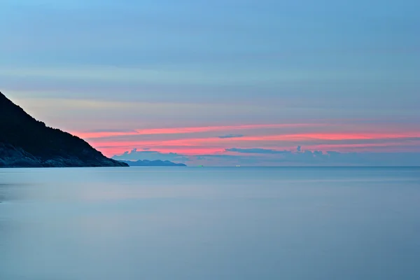 Puesta de sol en la idílica playa tropical — Foto de Stock